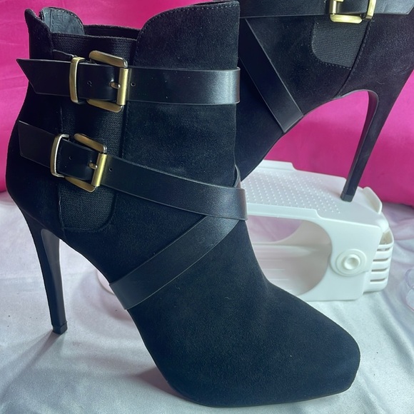 (E2) Charles David black suede heeled ankle boots with gold buckle detail Sz 8.5 - Picture 2 of 10